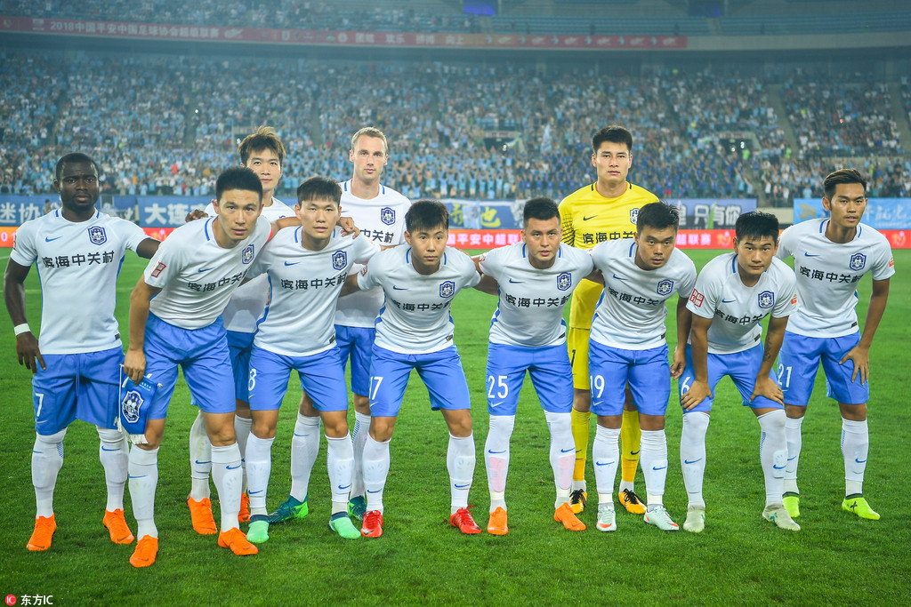 场面火爆，吉马良斯掐罗梅罗脖子逃过红牌（火爆冲突，吉马良斯掐住罗梅罗脖子仍逃过红牌）