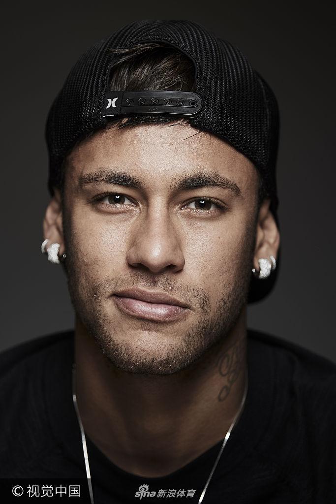 成都1-2河南赛中，阿奇姆彭遭看台球迷竖中指+骂黑鬼（成都1-2不敌河南，阿奇姆彭比赛中遭看台球迷竖中指及种族歧视辱骂）